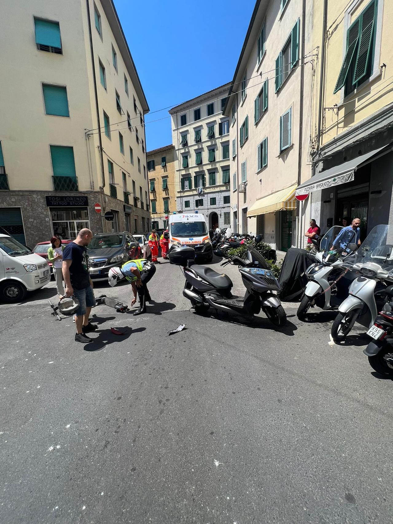 Livorno, scontro tra monopattino e scooter: soccorsi in due