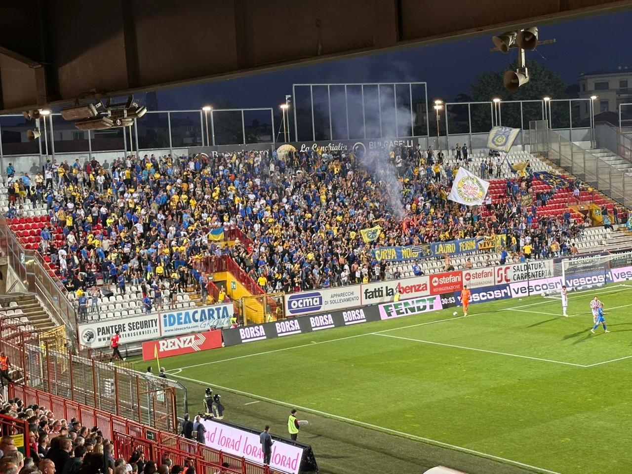 
	I tifosi azzurri a Vicenza (foto dal profilo Facebook della Carrarese calcio)


