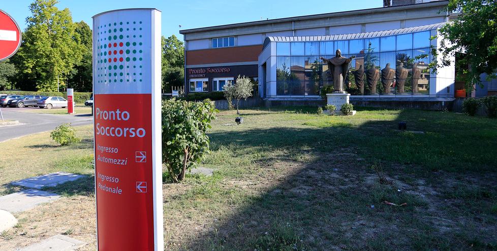 Ospedale di Carpi come rifugio: «Sbandati dormono all’interno, è inaccettabile»