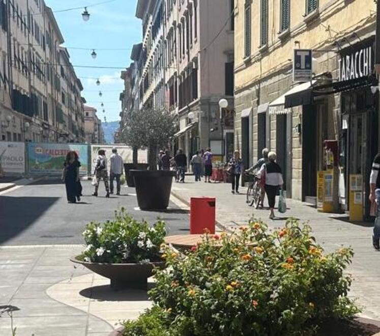 Livorno, fioriere e panchie per il nuovo look di via Ricasoli: «Così rilanciamo il commercio»