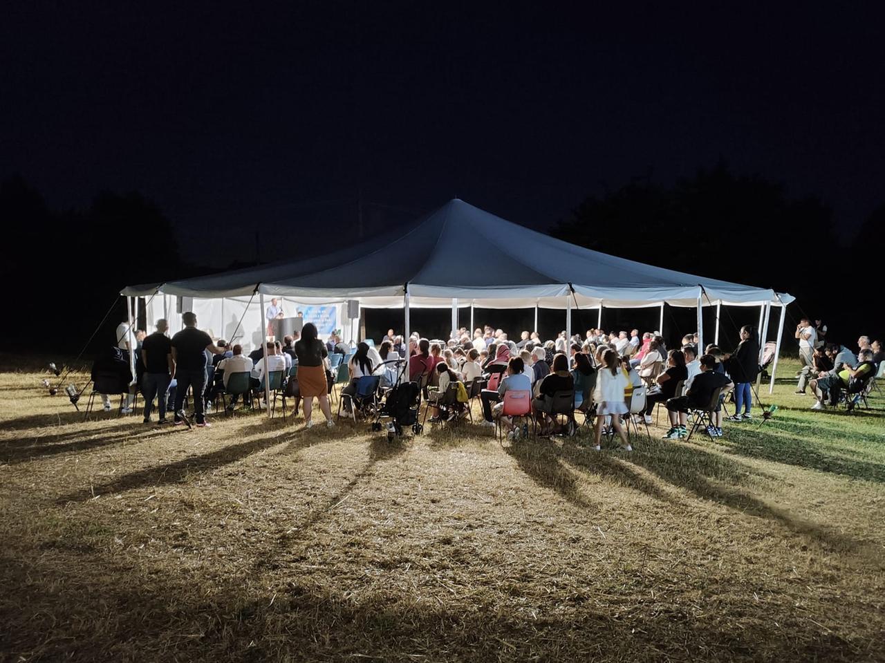 
	I sinti riuniti sotto la tenda a San Giorgio a Colonica

