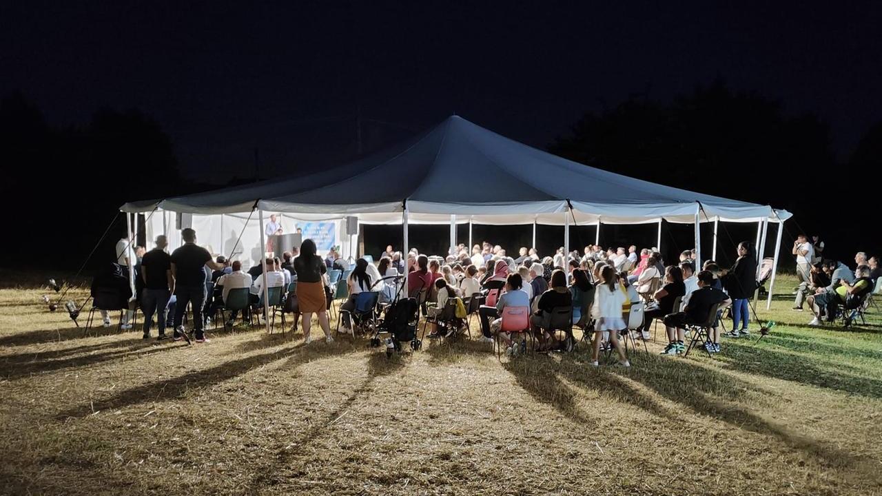 I sinti riuniti sotto la tenda a San Giorgio a Colonica