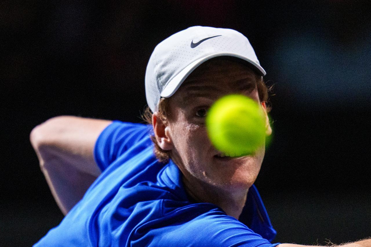 Semifinale Roland Garros, Jannik Sinner si arrende a Carlos Alcaraz al quinto set
