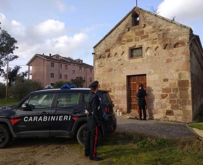 Ozieri, ruba il coperchio d’oro della pisside: i preti lo perdonano e gli offrono aiuto 