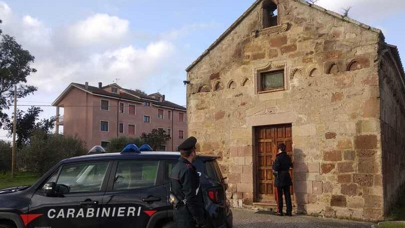 Ozieri, ruba il coperchio d’oro della pisside: i preti lo perdonano e gli offrono aiuto