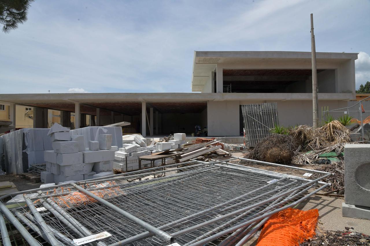 
	La mensa e la palestra in costruzione in via Vignola

