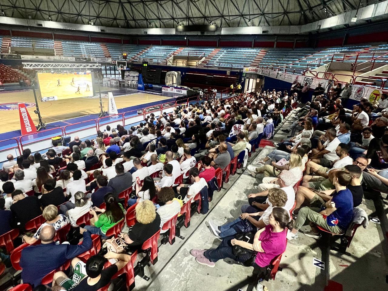 
	I tifosi al Palaterme davanti al maxischermo (foto Nucci)

