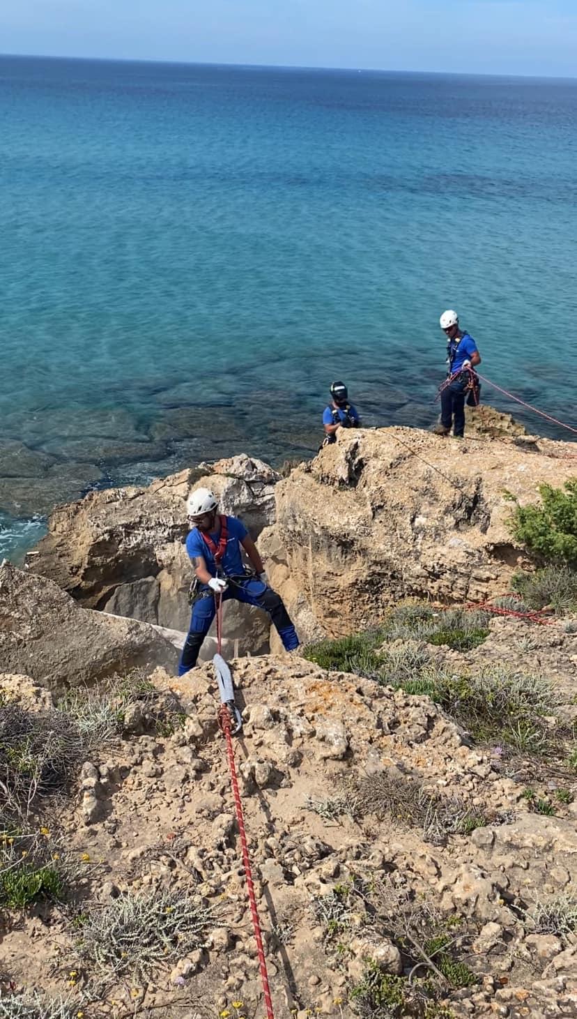 
	Operai in azione sulla scogliera a San Giovanni di Sinis

