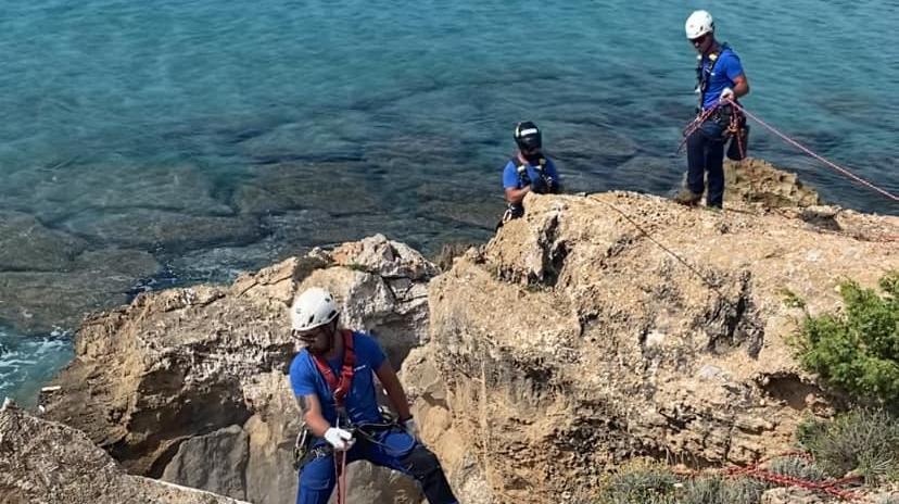 Operai in azione sulla scogliera a San Giovanni di Sinis