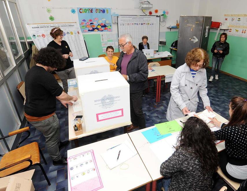 Livorno, la democrazia è bellissima: andate a votare anche con il costume ancora bagnato