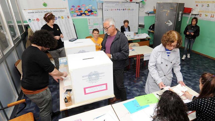 Livorno, la democrazia è bellissima: andate a votare anche con il costume ancora bagnato