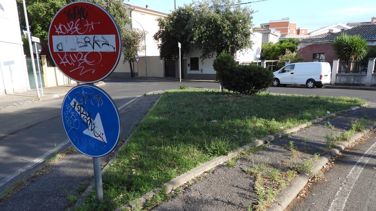 Un'aiuola in via Campanelli a Oristano