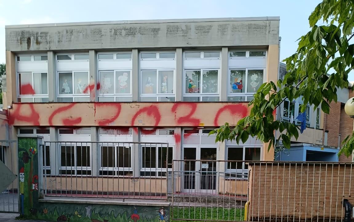 No vax imbratta la scuola, ma viene scoperta e denunciata