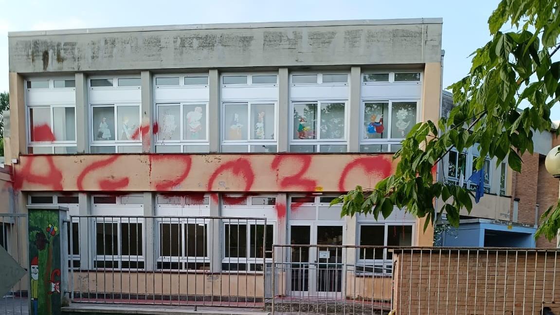 No vax imbratta la scuola, ma viene scoperta e denunciata