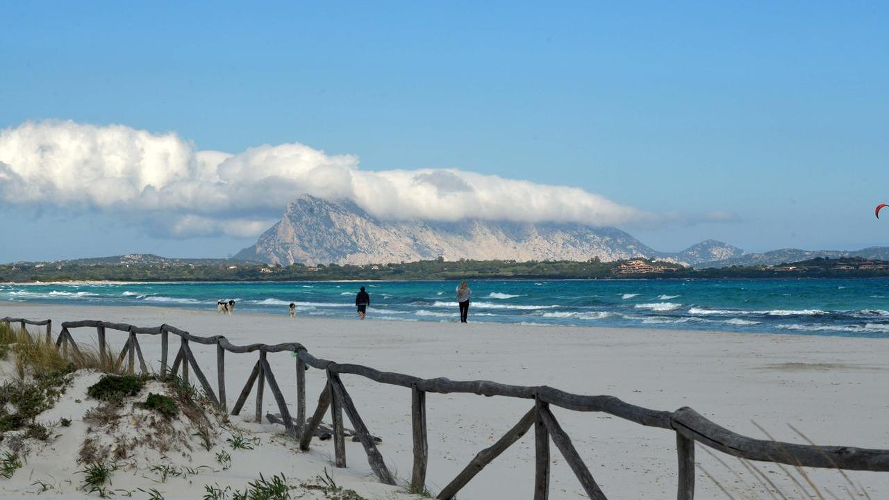 San Teodoro, addio ai mezzi meccanici: la pulizia delle spiagge diventa manuale