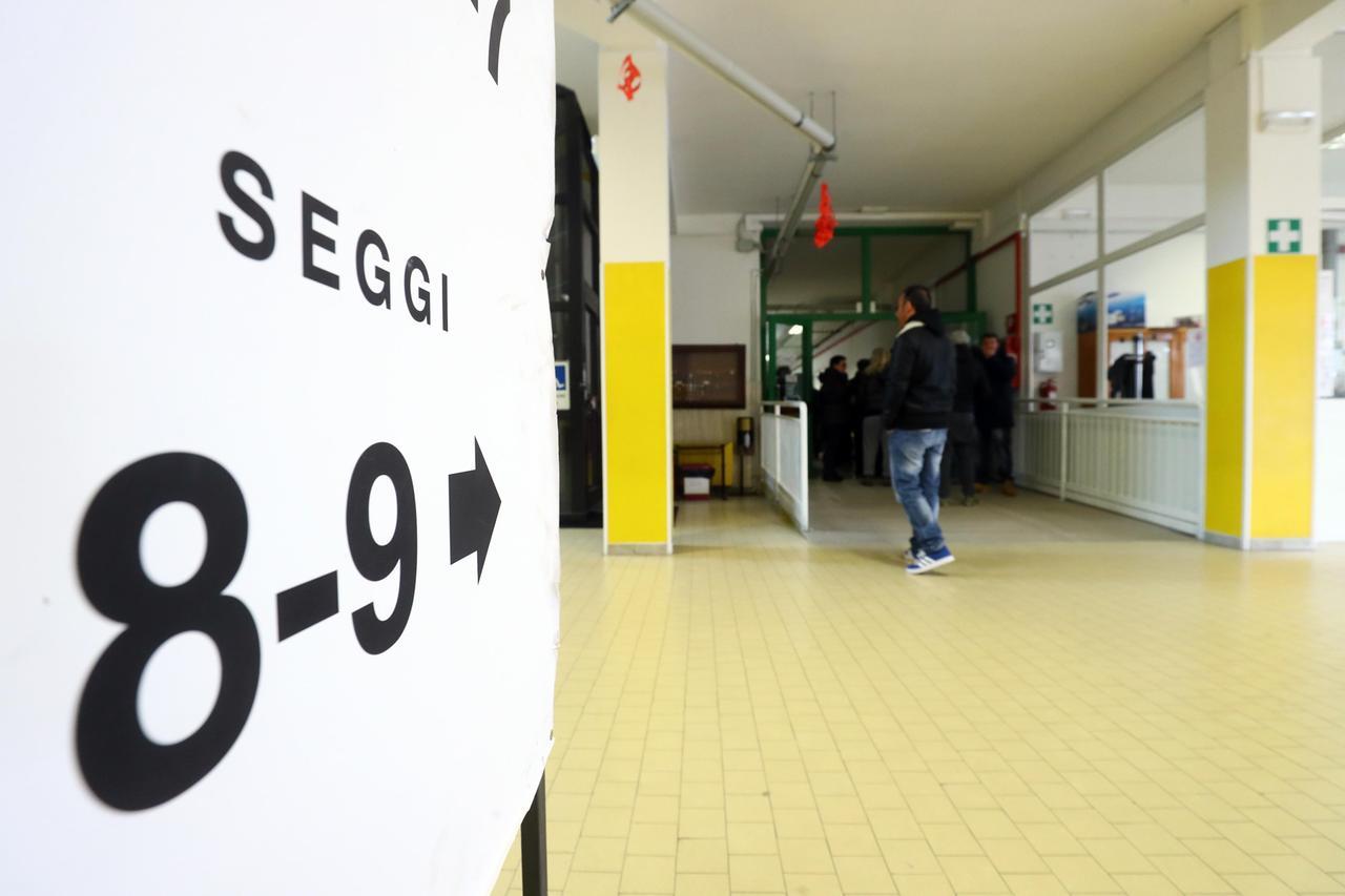Seggi aperti, si vota per Europee e Comuni