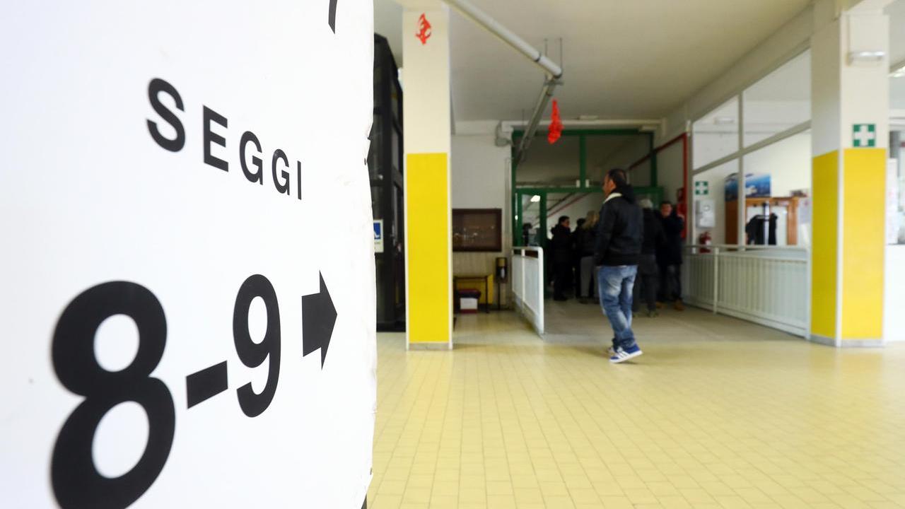 Seggi aperti, si vota per Europee e Comuni