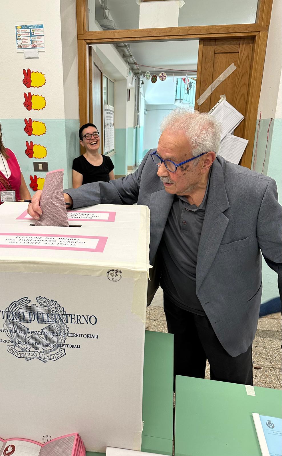 
	L'ingegnere Sebastiano Maccioni, 105 anni, nel seggio elettorale

