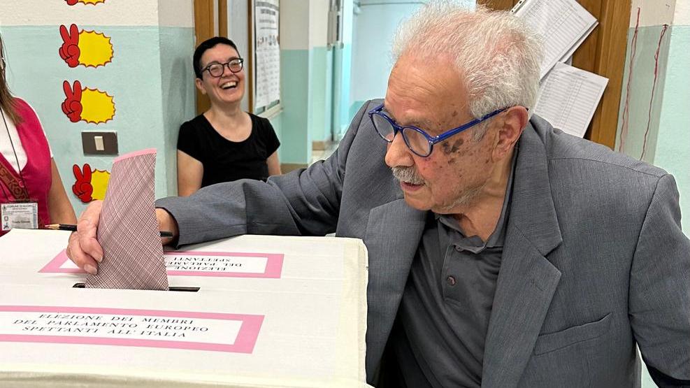 L'ingegnere Sebastiano Maccioni, 105 anni, nel seggio elettorale