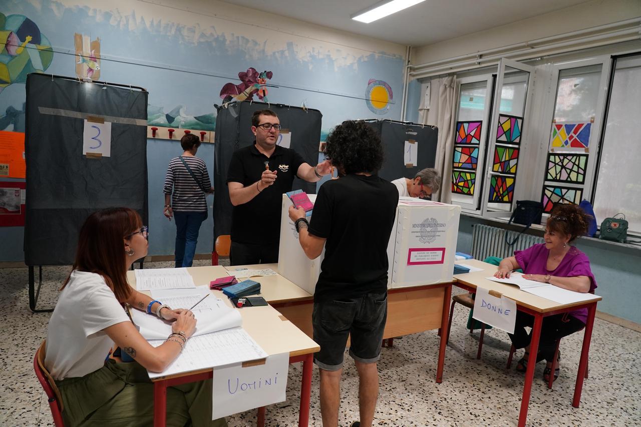 Livorno al voto con qualche problema di scrutatori. Seggi aperti fino alle 23
