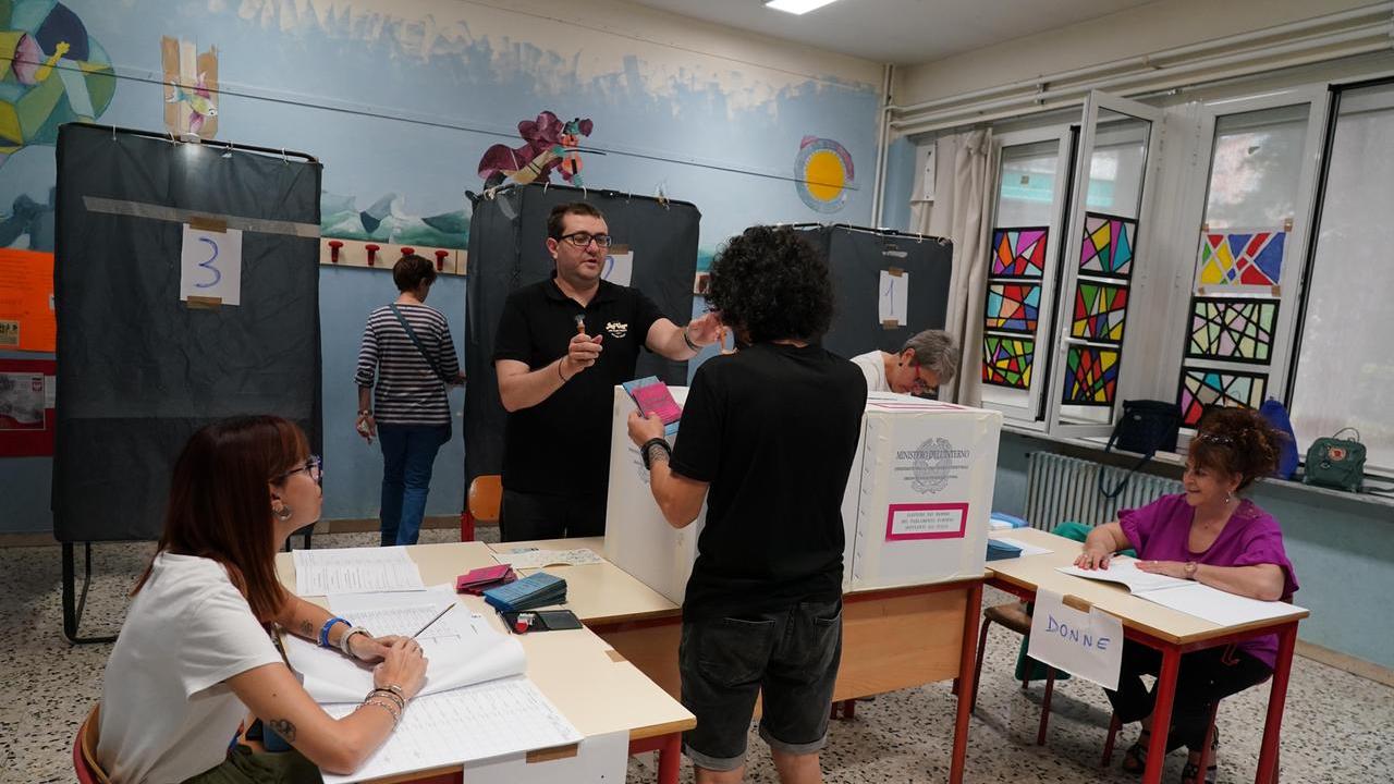 Livorno al voto con qualche problema di scrutatori. Seggi aperti fino alle 23