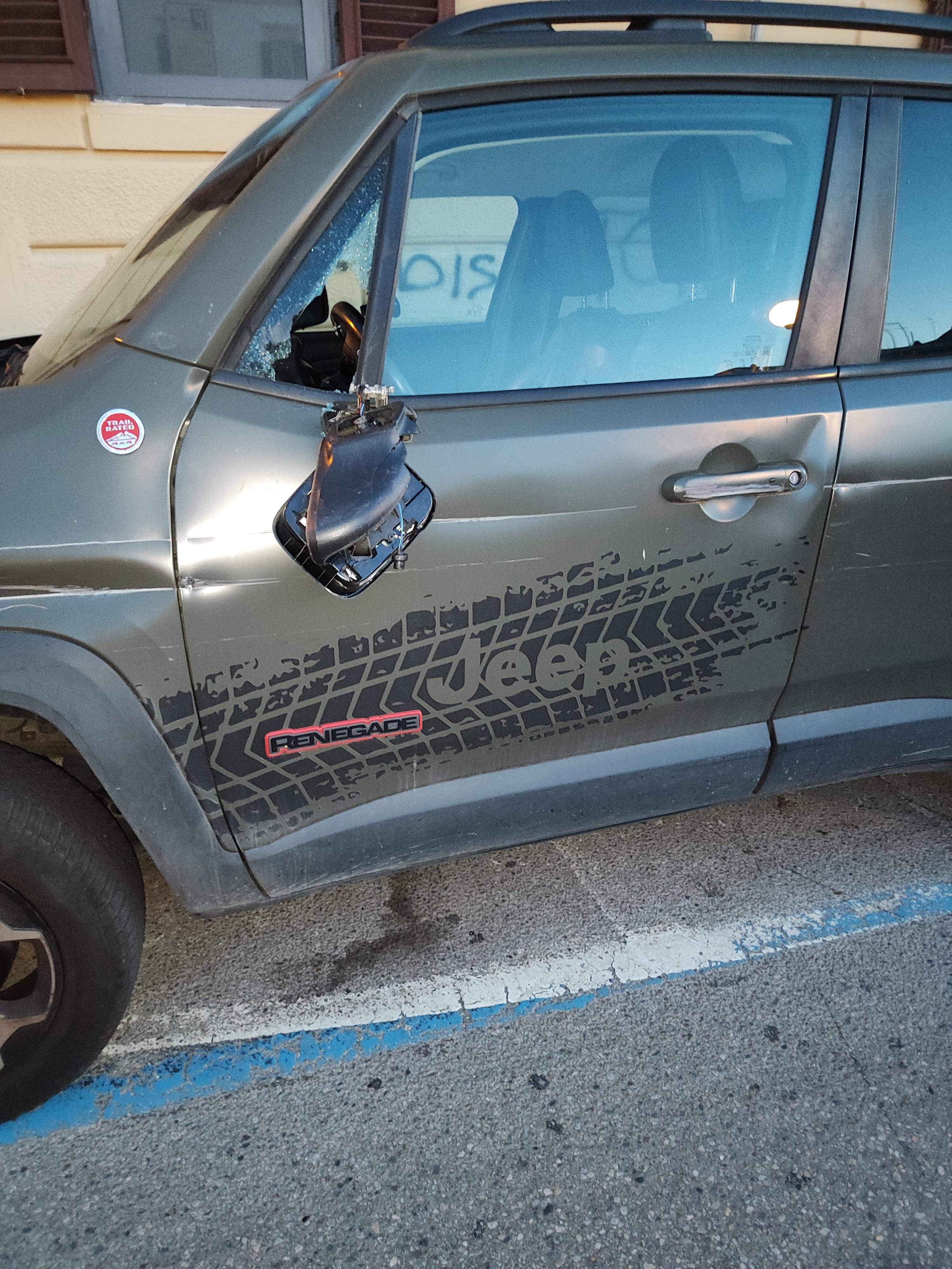 Livorno, danneggia una jeep in sosta sugli scali Manzoni e fugge. "Grossi danni"