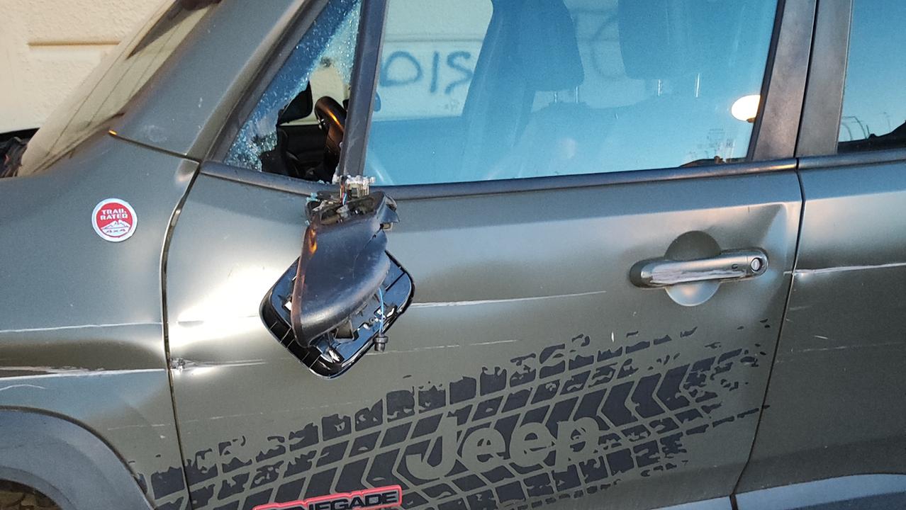 Livorno, danneggia una jeep in sosta sugli scali Manzoni e fugge. "Grossi danni"