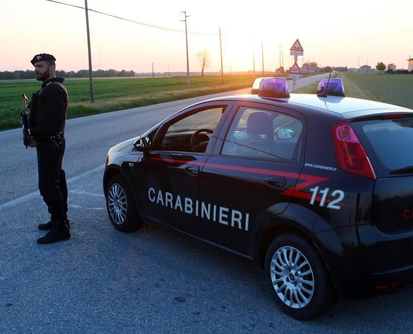 Si presentano alla festa senza invito, spaccano vetri e lanciano sedie