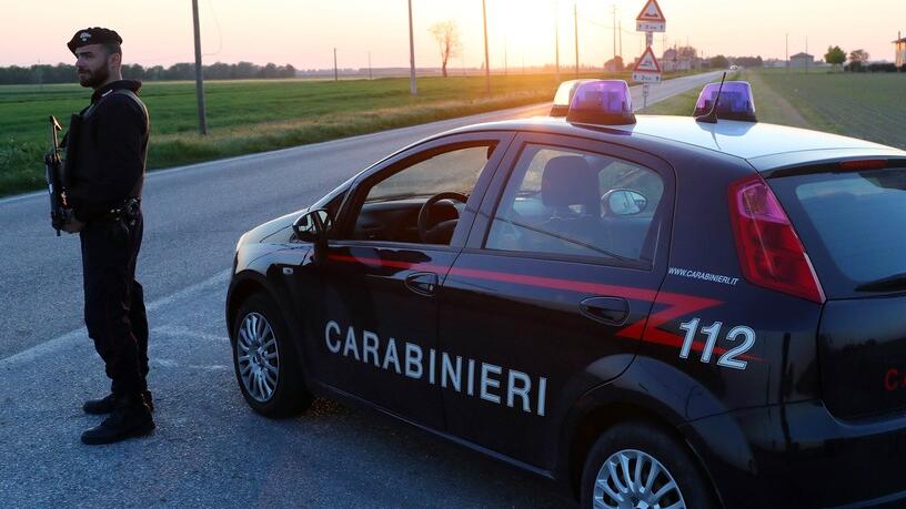 Si presentano alla festa senza invito, spaccano vetri e lanciano sedie