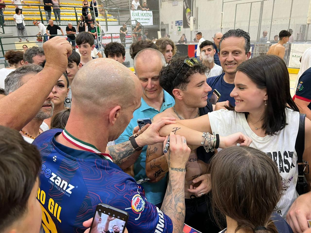 
	Pedro Gil festeggia con i tifosi

