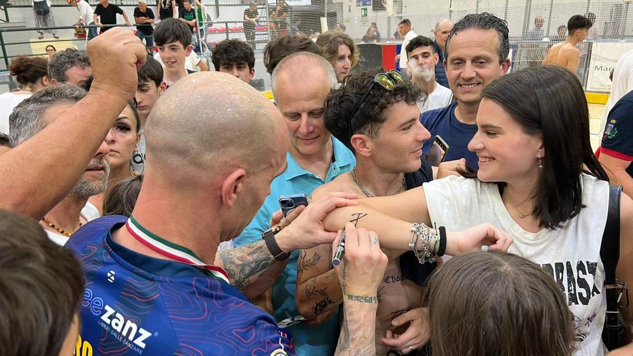 Pedro Gil festeggia con i tifosi
