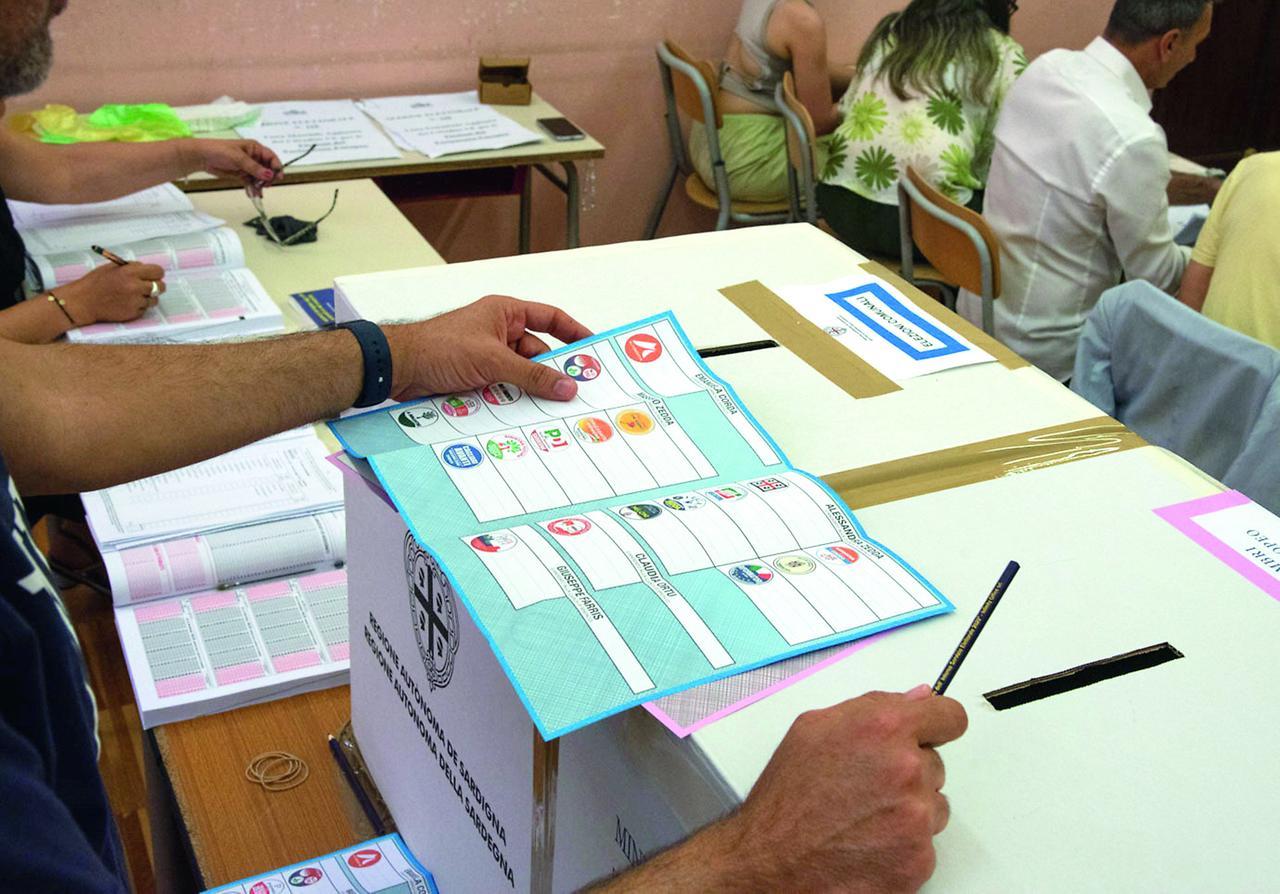 Elezioni, affluenza vicina al 20 per cento alle comunali. Euroflop nell’isola: 9 per cento