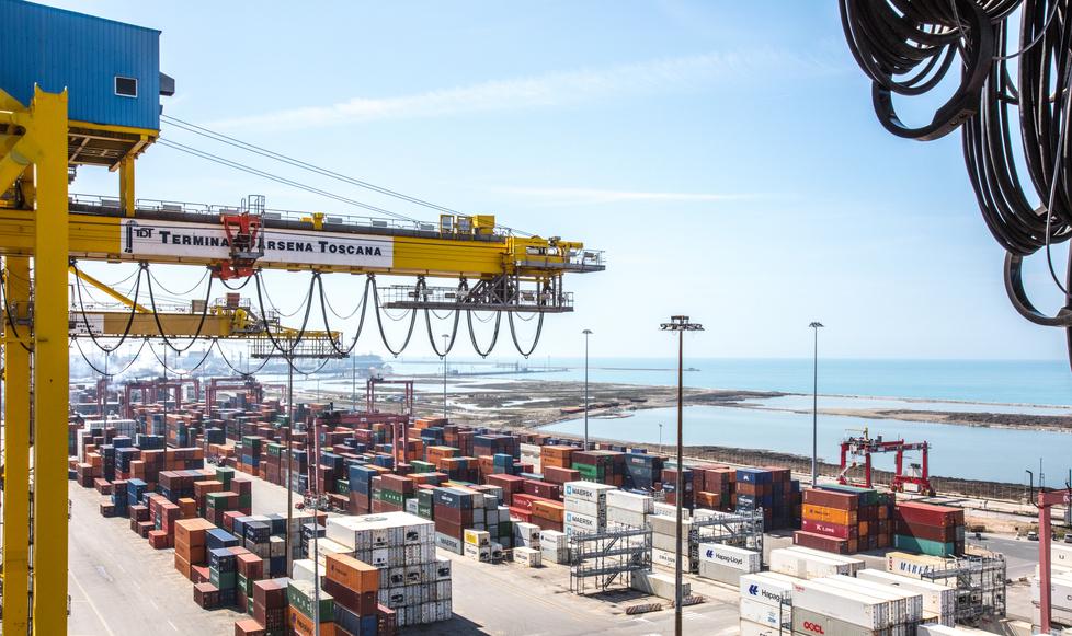 Contenitori in banchina al terminal Darsena Toscana