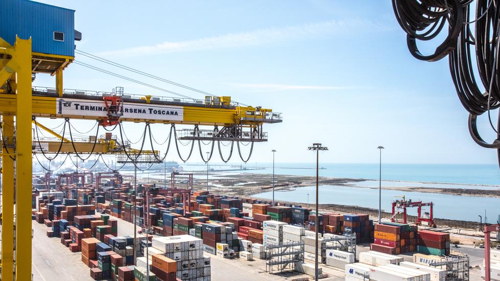 Contenitori in banchina al terminal Darsena Toscana