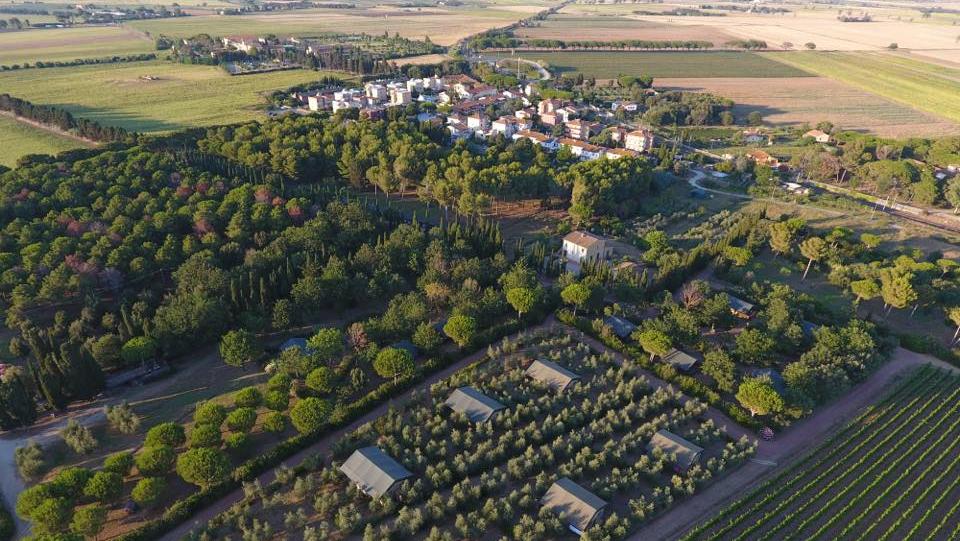 Le tende del glamping della Tenuta Poggio Rosso a Populonia Stazione