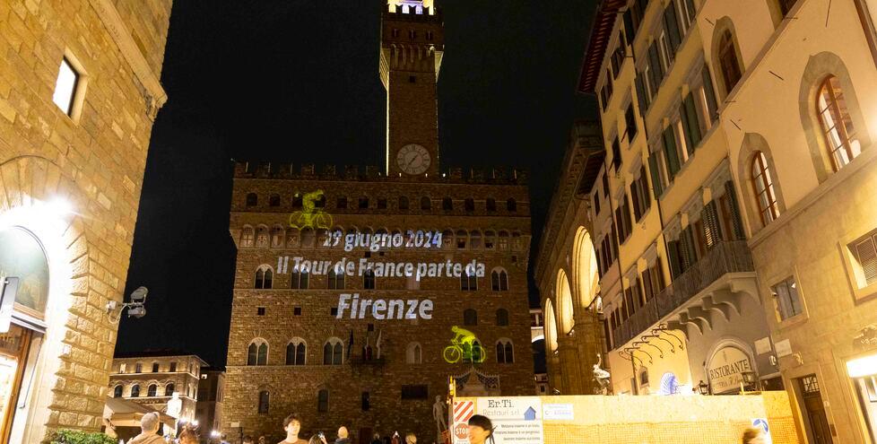 Nella foto l’annuncio della partenza da Firenze alcuni mesi fa con Palazzo Vecchio illuminato di giallo