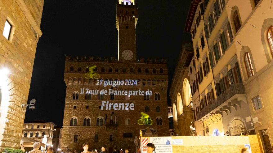 Nella foto l’annuncio della partenza da Firenze alcuni mesi fa con Palazzo Vecchio illuminato di giallo