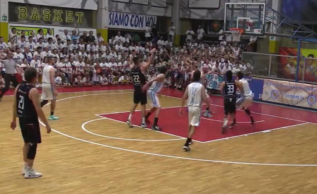 
	Un&rsquo;immagine della partita giocata dalla Swag Cecina (in maglia scura) sul parquet della Robur Saronno


