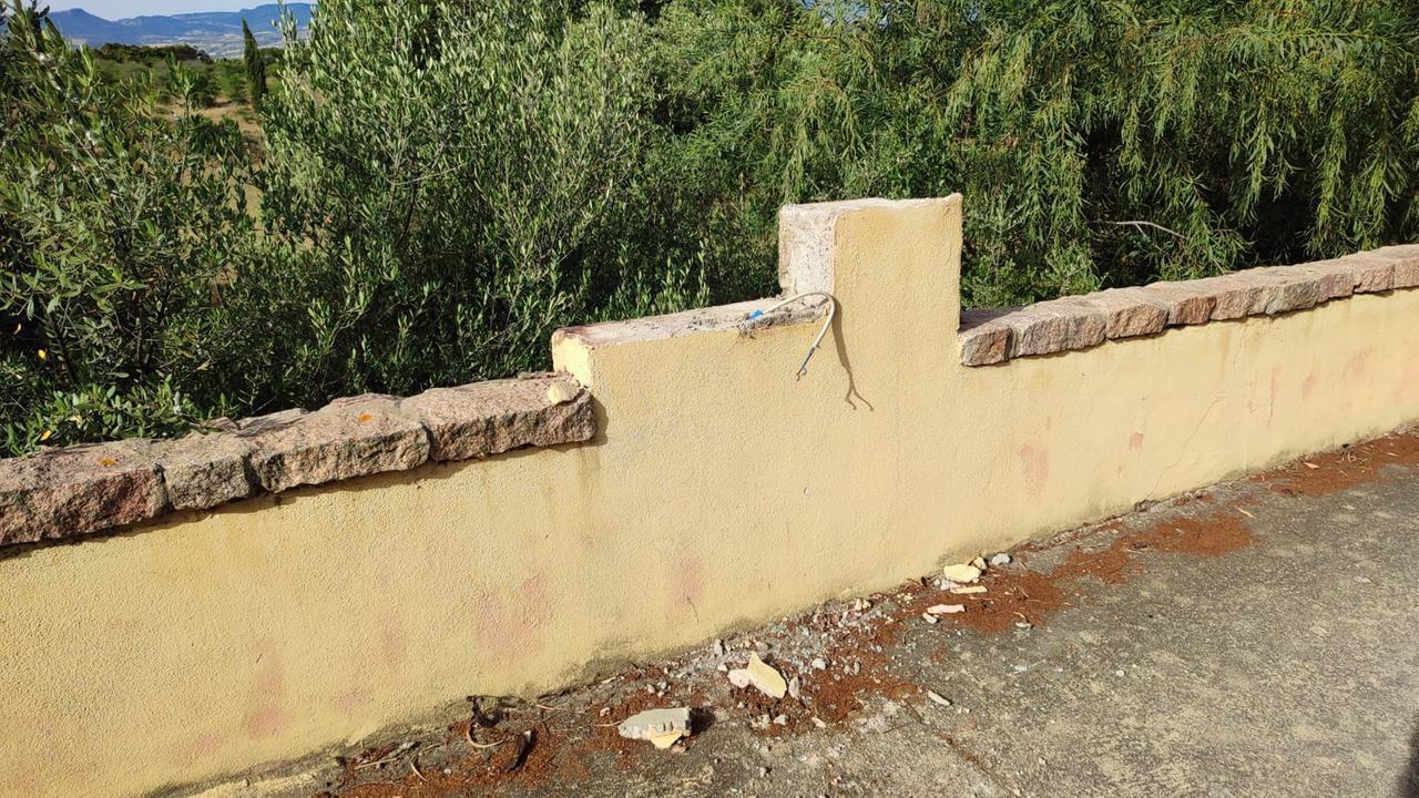 Badesi, devastata la pista ciclopedonale. Il sindaco: «Non la passerete liscia»