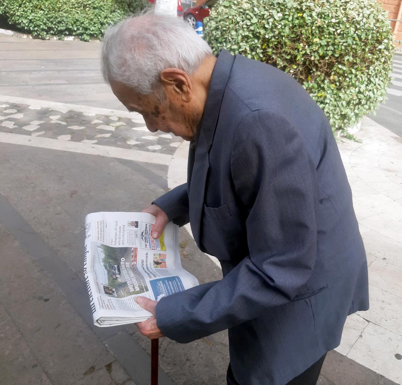 
	L'ingegnere Sebastiano Maccioni, 105 anni, stamattina con La Nuova Sardegna (foto Massimo Locci)

