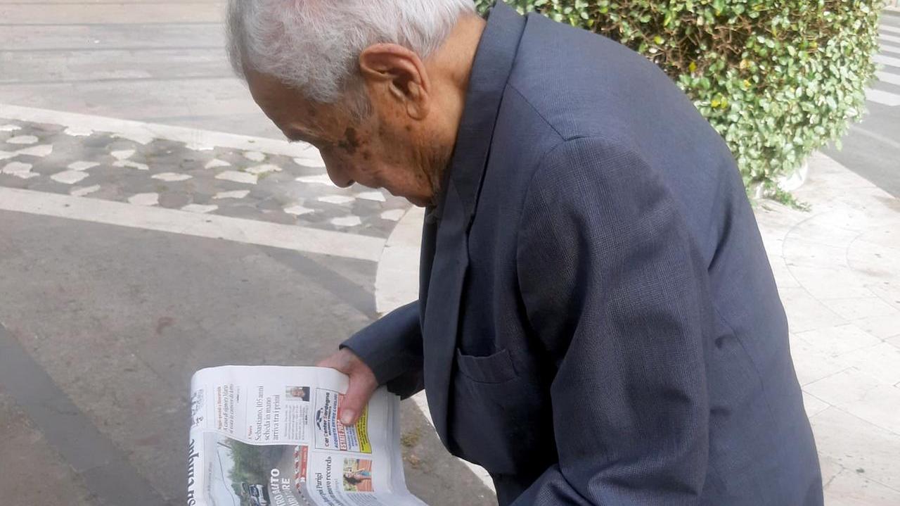 L'ingegnere Sebastiano Maccioni, 105 anni, stamattina con La Nuova Sardegna (foto Massimo Locci)