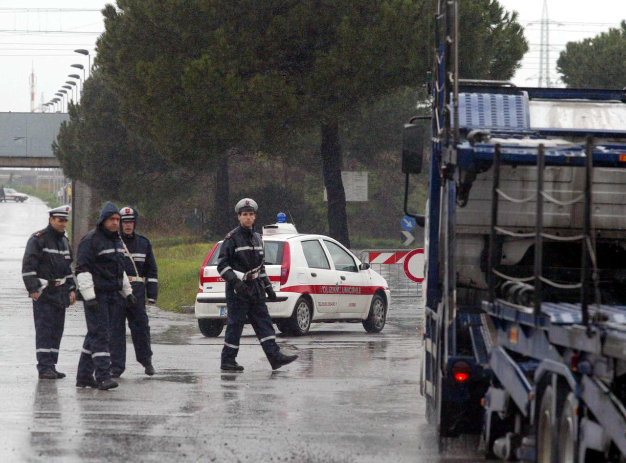 PIOGGIA, ALLUVIONE, ALLAGAMENTI CENTRO CITTA'
VIGILI URBANI AL LAVORO PER L'EMERGENZA MALTEMPO