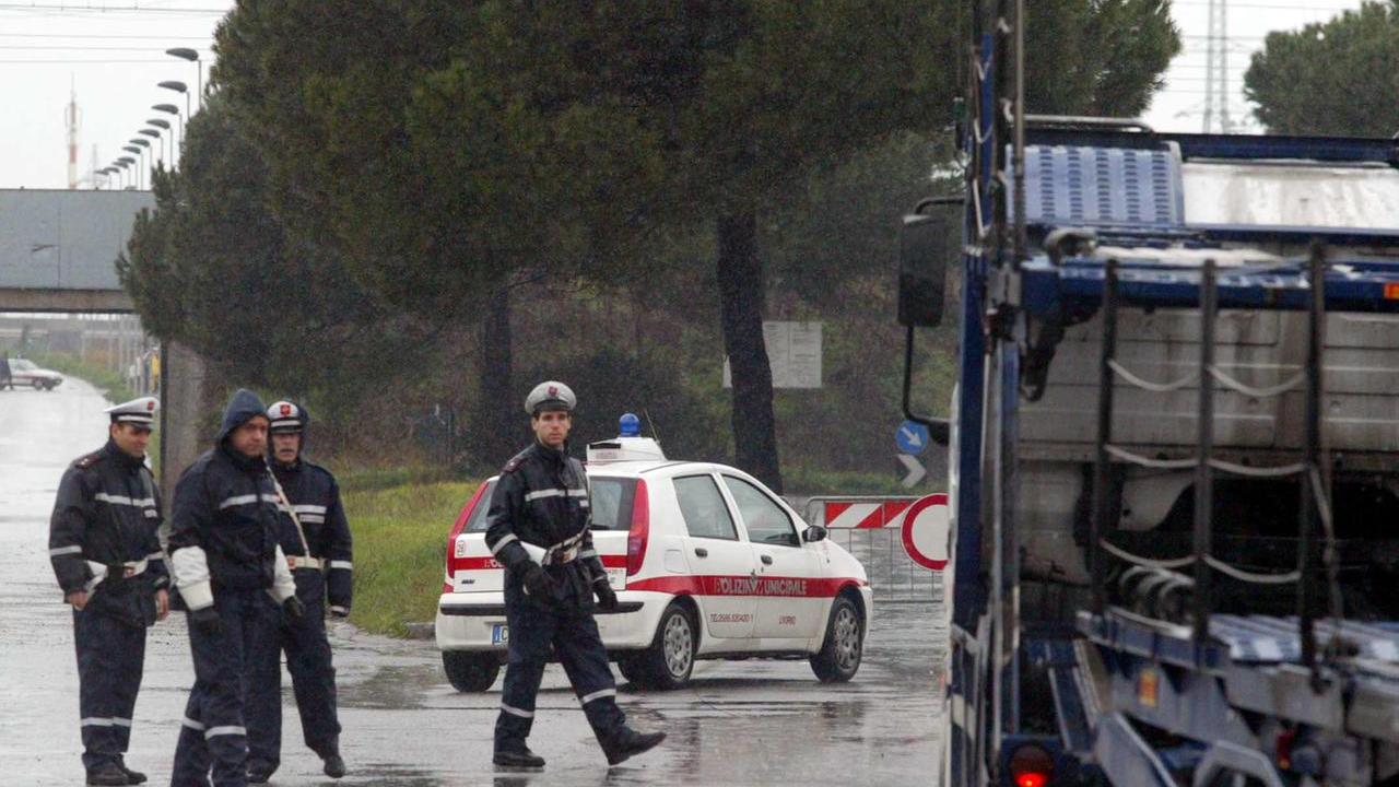 PIOGGIA, ALLUVIONE, ALLAGAMENTI CENTRO CITTA'
VIGILI URBANI AL LAVORO PER L'EMERGENZA MALTEMPO