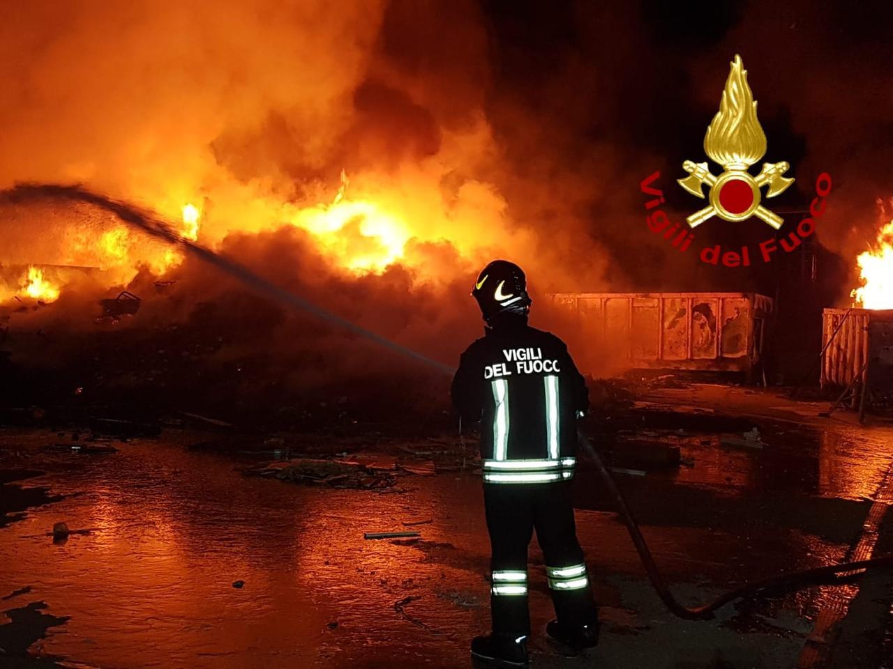 Olbia, sei ore per spegnere l’incendio nella discarica di Spiritu Santu