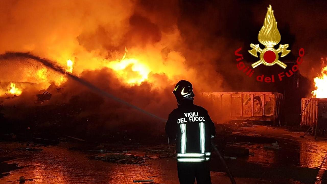 Olbia, sei ore per spegnere l’incendio nella discarica di Spiritu Santu