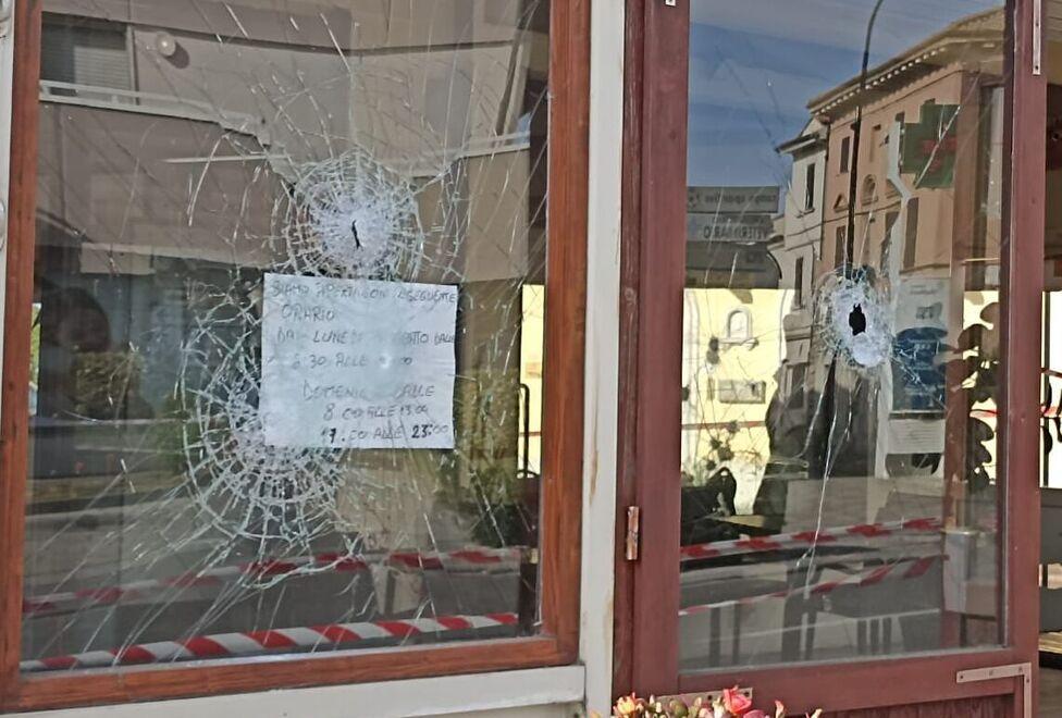 Gioca alle slot, poi distrugge il bar: cosa ha scatenato la furia del cliente – Video