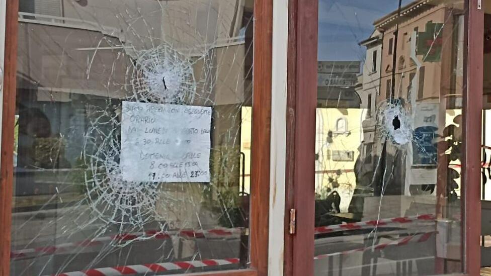 Gioca alle slot, poi distrugge il bar: cosa ha scatenato la furia del cliente – Video