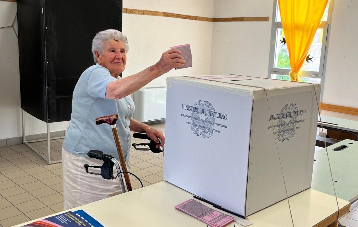 Monti, zia Peppina Achenza va a votare a 103 anni: «Voglio dare l’esempio»