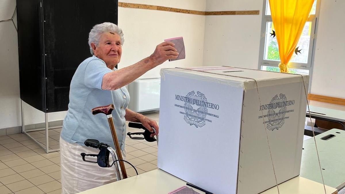 Monti, zia Peppina Achenza va a votare a 103 anni: «Voglio dare l’esempio»