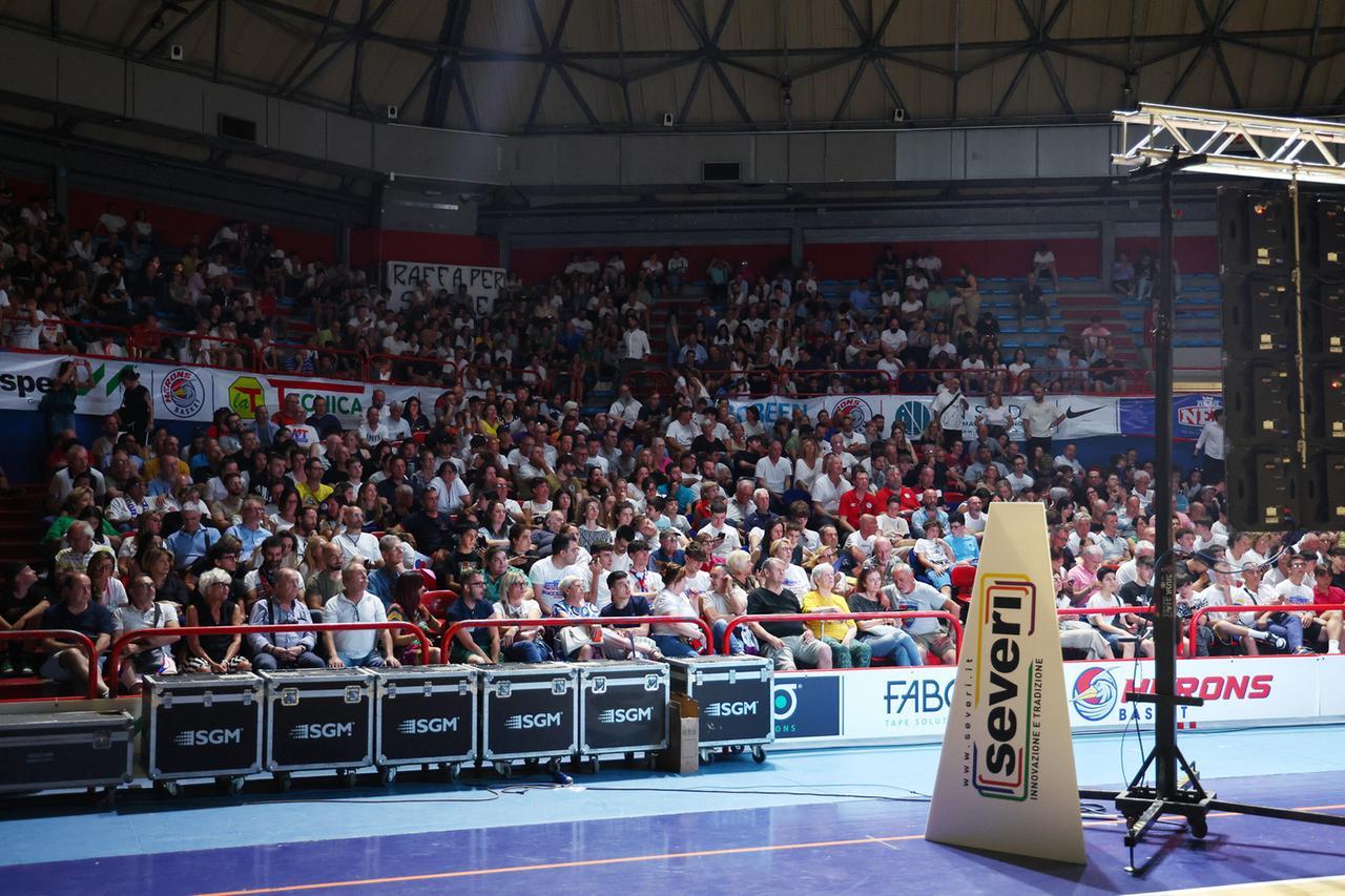 
	I tifosi davanti al maxischermo al Palaterme (foto Nucci/Innocenti)

